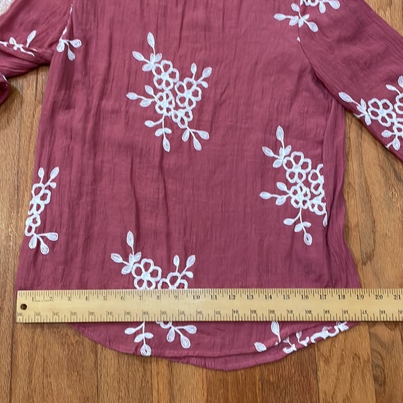 Kindred Size Medium top front is a double layer for modest 3/4 sleeves red - Picture 8 of 12